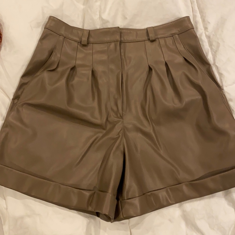 Highwaisted faux leather taupe shorts